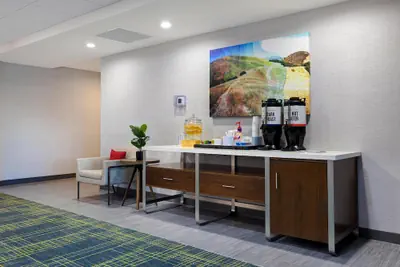 Photo 4 - Hampton Inn & Suites Marina