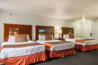 Photo 2 - Sandia Peak Inn Old Town ABQ, a Howard Johnson by Wyndham