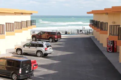 Photo 2 - Grand Prix Motel on the Beach