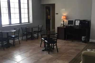 Photo 3 - Belvedere Inn