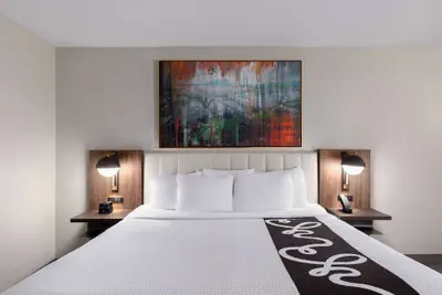 Photo 2 - La Quinta Inn & Suites by Wyndham Knoxville Papermill