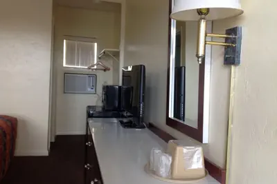 Photo 4 - Economy Inn