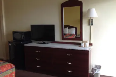 Photo 5 - Economy Inn