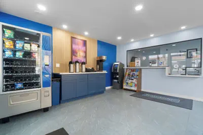 Photo 3 - Travelodge by Wyndham Fairplex Pomona