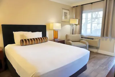 Photo 4 - Rose Garden Inn