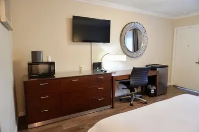Photo 3 - Rose Garden Inn