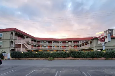 Photo 2 - Colony Inn