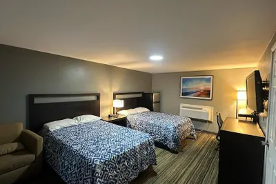 Photo 5 - Catalina Airport Motel