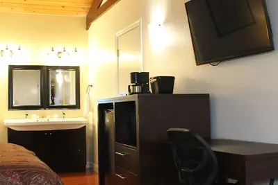 Photo 3 - Lombard Plaza Motel
