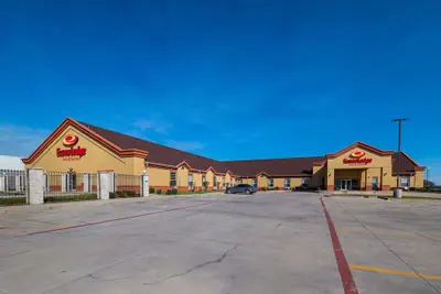 Photo 2 - Econo Lodge Inn & Suites Bridgeport