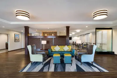 Photo 4 - Comfort Inn & Suites Victoria North