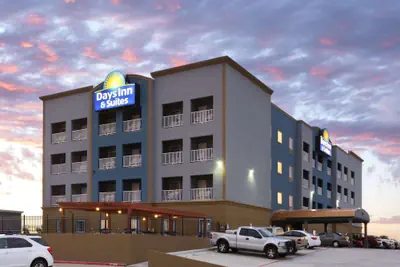 Photo 2 - Days Inn & Suites by Wyndham Galveston West/Seawall