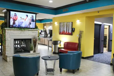 Photo 4 - Parkwood Inn & Suites