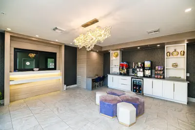Photo 2 - Palace Inn IAH Houston Bush Intercontinental Airport
