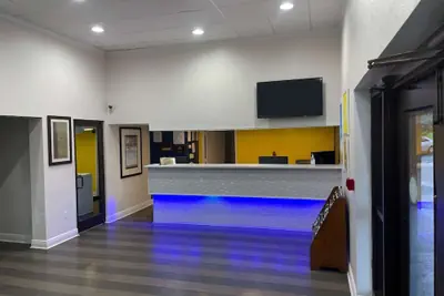 Photo 2 - Travelodge by Wyndham Mobile Al