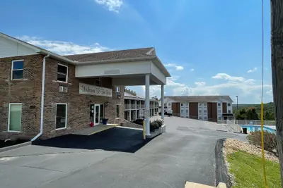 Photo 3 - Schmidt's Creek Hotel