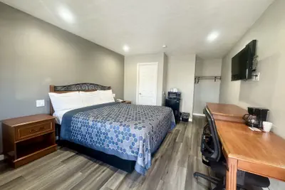 Photo 2 - Villa Court Inn Oroville