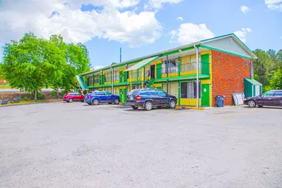 Photo 2 - OYO Hotel Calhoun, GA I-75