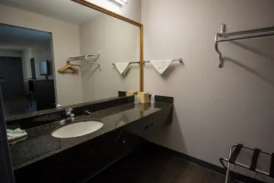 Photo 5 - Deluxe Inn & Suites Morgan City