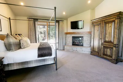 Photo 2 - Luxury King Room With Mountain View Hotel Room by RedAwning