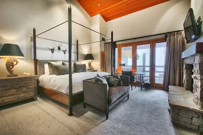 Photo 2 - Premium Luxury One Bedroom with Hot Tub 1 Apartment Hotel by RedAwning
