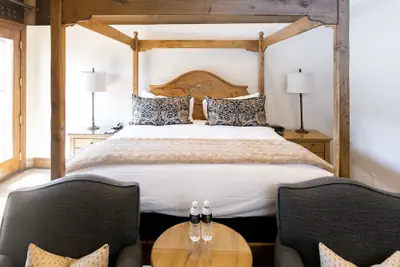 Photo 3 - Main Lodge Luxury King Room With Hot Tub Hotel Room by RedAwning