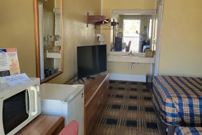 Photo 4 - Smokies Motel