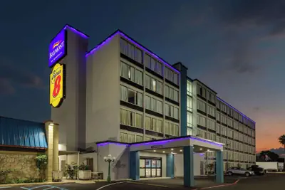 Photo 2 - Super 8 by Wyndham Laredo