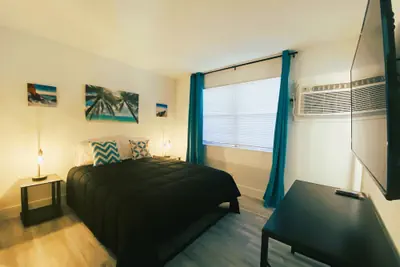 Photo 4 - Delight Retreat Apt 4 Min Walk to Beach
