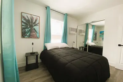 Photo 5 - Delight Retreat Apt 4 Min Walk to Beach