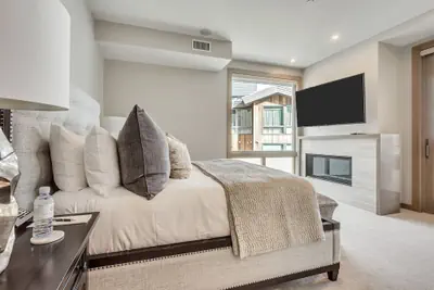 Photo 2 - Platinum Two Bedroom 2 Apartment Hotel by RedAwning