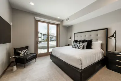 Photo 4 - Premium Junior Three Bedroom 3 Apartment Hotel by Redawning