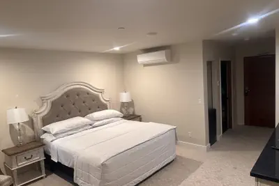 Photo 4 - Lakeview Hotel