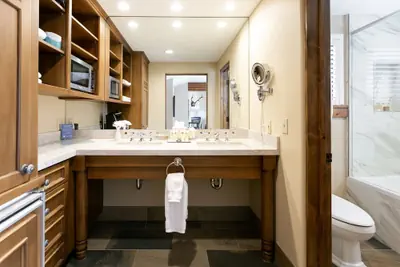 Photo 4 - Deluxe King 1 Bedroom Hotel Room by RedAwning