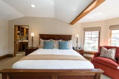 Photo 2 - Deluxe King 1 Bedroom Hotel Room by RedAwning