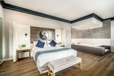 Photo 2 - Aspire Inn Studios & Spas