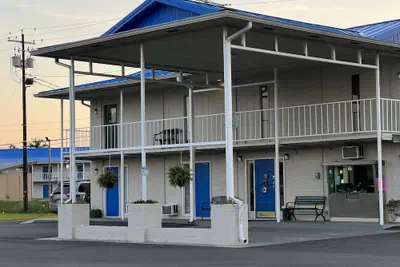 Photo 2 - Towne Inn
