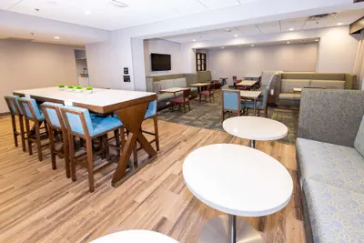 Photo 3 - Hampton Inn Selma, Ca