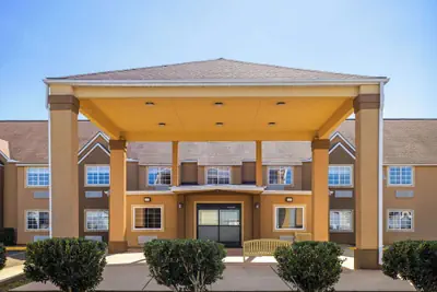Photo 2 - Days Inn By Wyndham Jackson Downtown