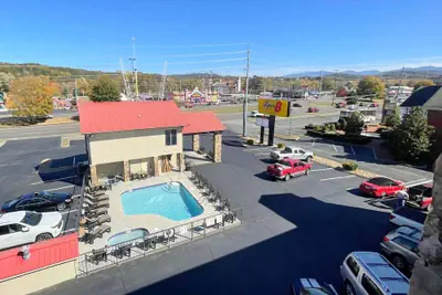 Photo 2 - Super 8 By Wyndham Pigeon Forge Downtown