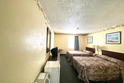 Photo 4 - Economy Inn
