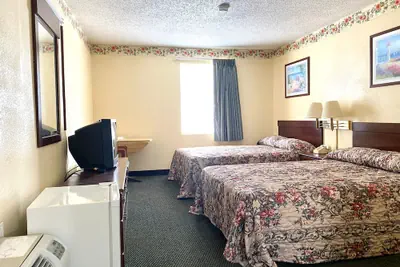 Photo 3 - Economy Inn