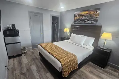 Photo 4 - Travelers Inn
