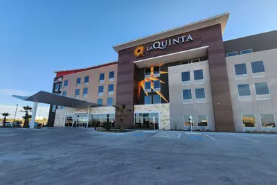 Photo 2 - La Quinta Inn & Suites by Wyndham Del Rio