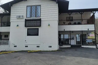Photo 2 - Ski Mountain Lodge