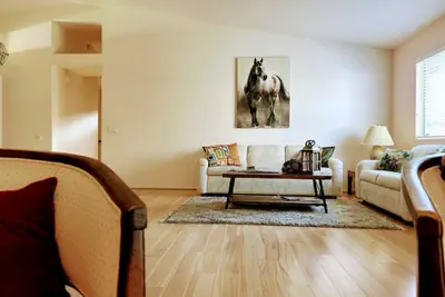 Photo 2 - Private bedroom in Western Horizon Home