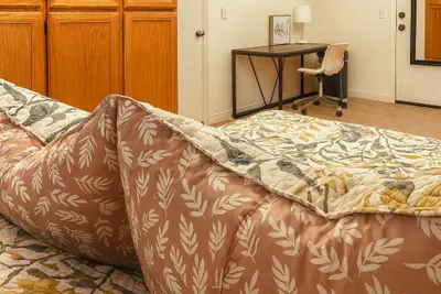 Photo 5 - Private bedroom in Western Horizon Home