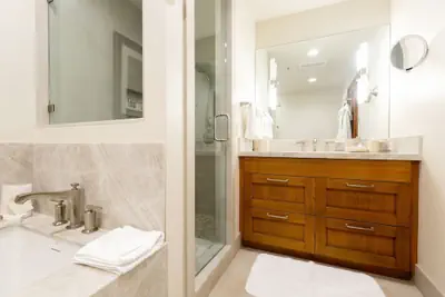 Photo 4 - Deluxe King Room Hotel Room by RedAwning