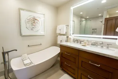 Photo 4 - Deluxe Two Queen Room Hotel Room by RedAwning