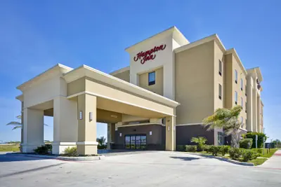 Photo 2 - Hampton Inn Kenedy